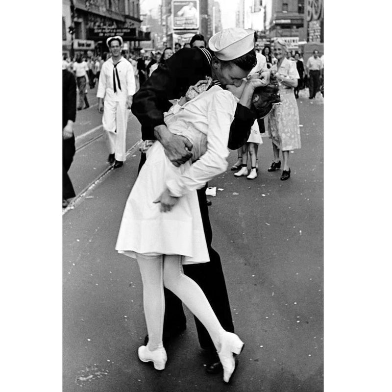 Load image into Gallery viewer, LIFE V-J Day Kiss in Times Square - 1000-Piece Puzzle
