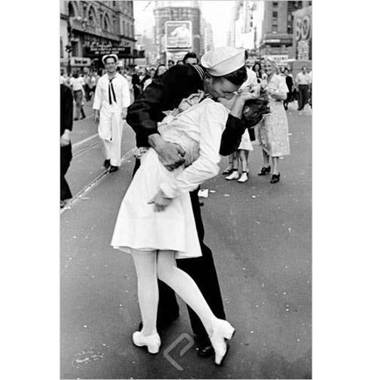 Kissing on VJ Day - Times Square Poster